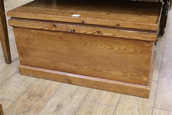 A pine blanket box, W.90cm H.44cm D.46.5cm